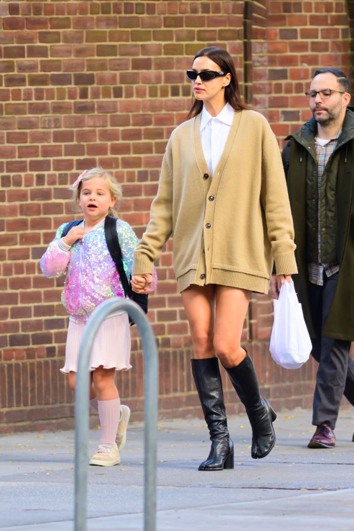 Папарацци сделали фото счастливой Ирины Шейк без юбки на прогулке с дочкой